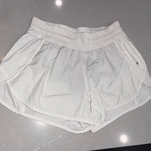 Lululemon womens tracker shorts 4” (Sz 8) white